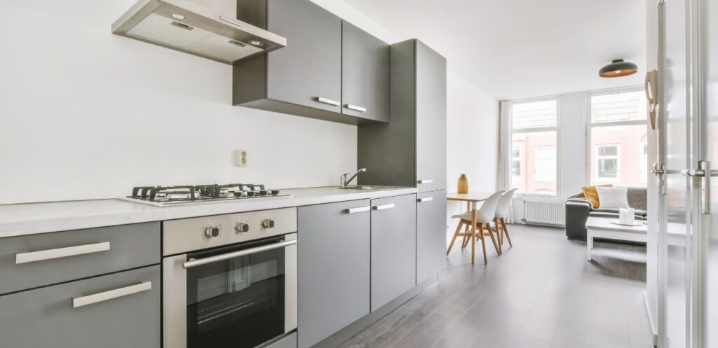 Compact kitchen installation opening onto a dining and living area